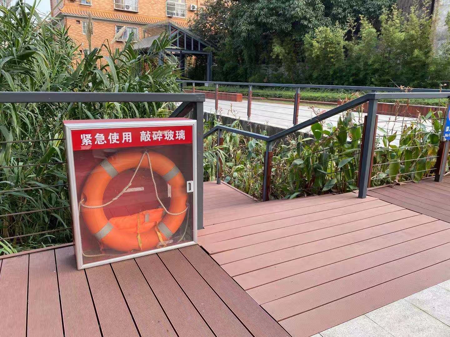 Composite non slip solid decking boards